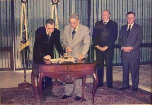Foto que registra o momento em que o embaixador Gilberto Saboia assina a sua posse do cargo de secretário de Estado dos Direitos Humanos, em abril de 2000. A assinatura acontece diante do presidente da República, Fernando Henrique Cardoso, do antecessor da pasta, José Gregori, e do ministro das Relações Exteriores, Luiz Felipe Lampreia.